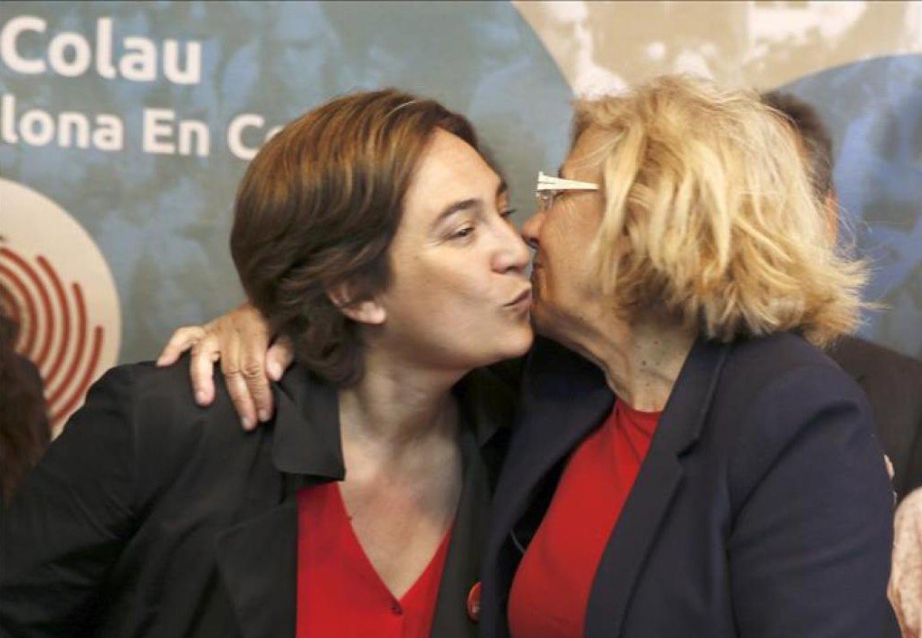 Ada Colau y Manuela Carmena se besan en un acto electoral.