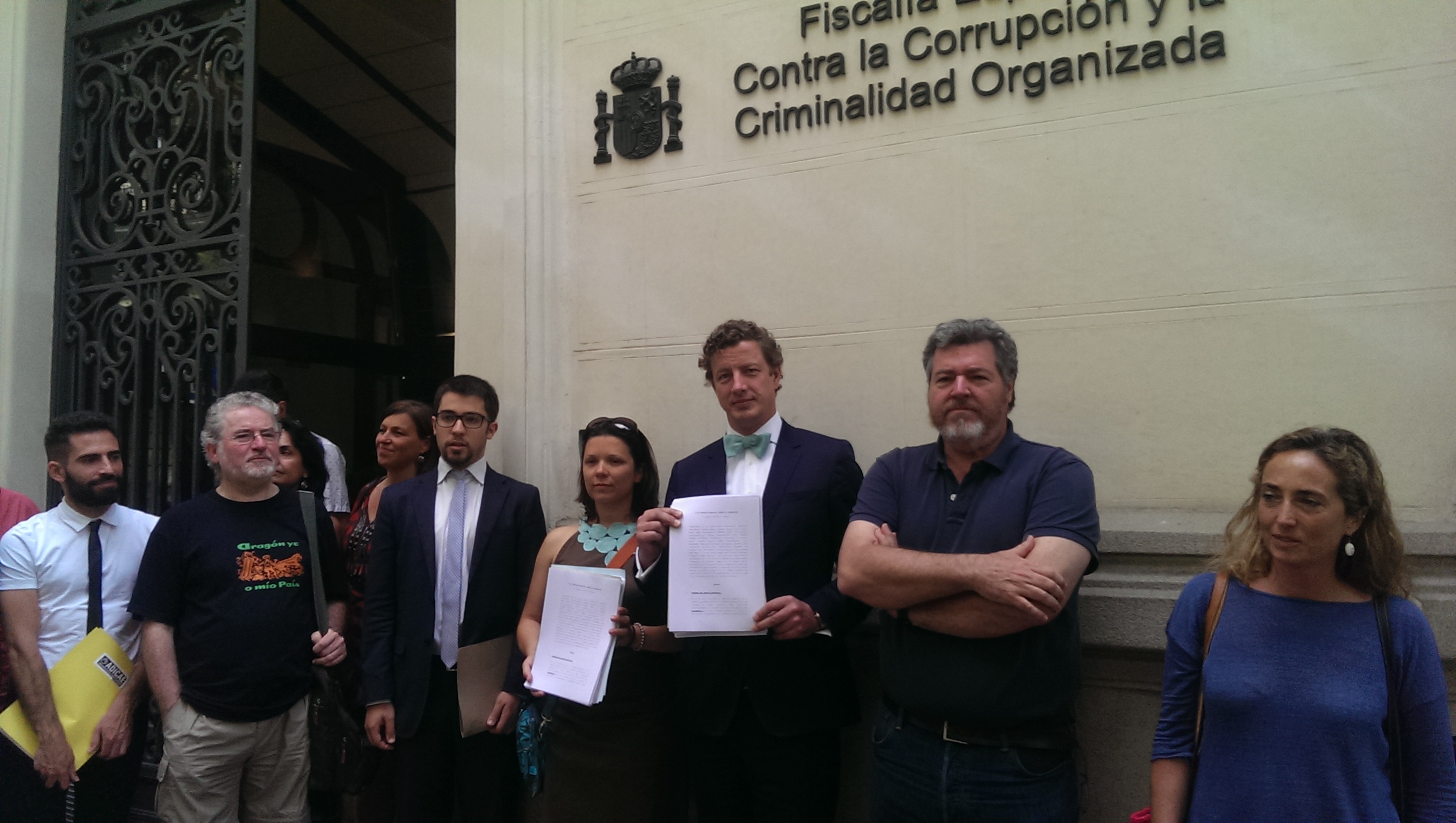 Los abogados de Holtrop junto a los firmantes posan con la denuncia en la Fiscalía Anticorrupción. FOTO: Ramón Roca.