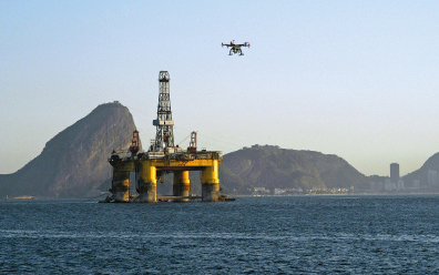 Un dron sobrevuela una plataforma. FOTO: Repsol.