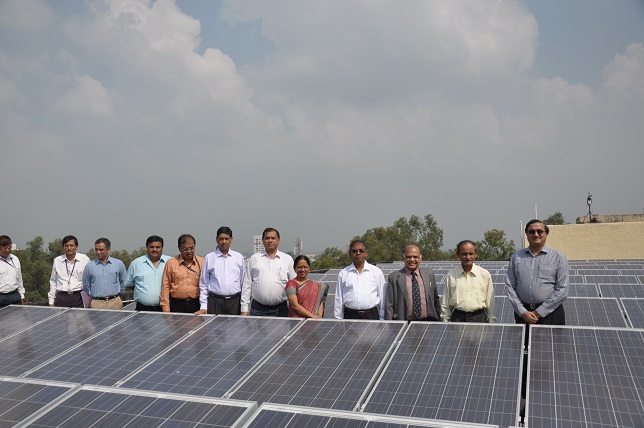 Directivos de Coal India Limited junto a uno de los proyectos solares en marcha.