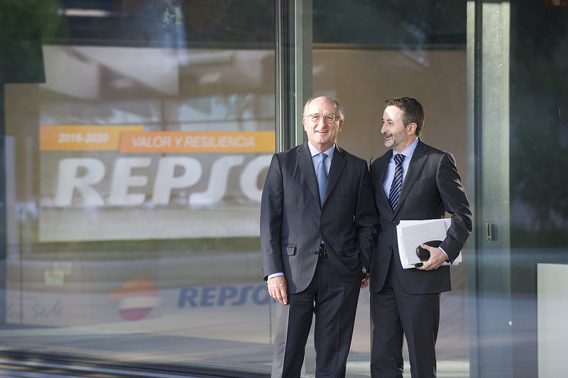 El presidente de Repsol, Antonio Brufau acompañado de Josu Jon Imaz, CEO de la compañía. FOTO: Repsol