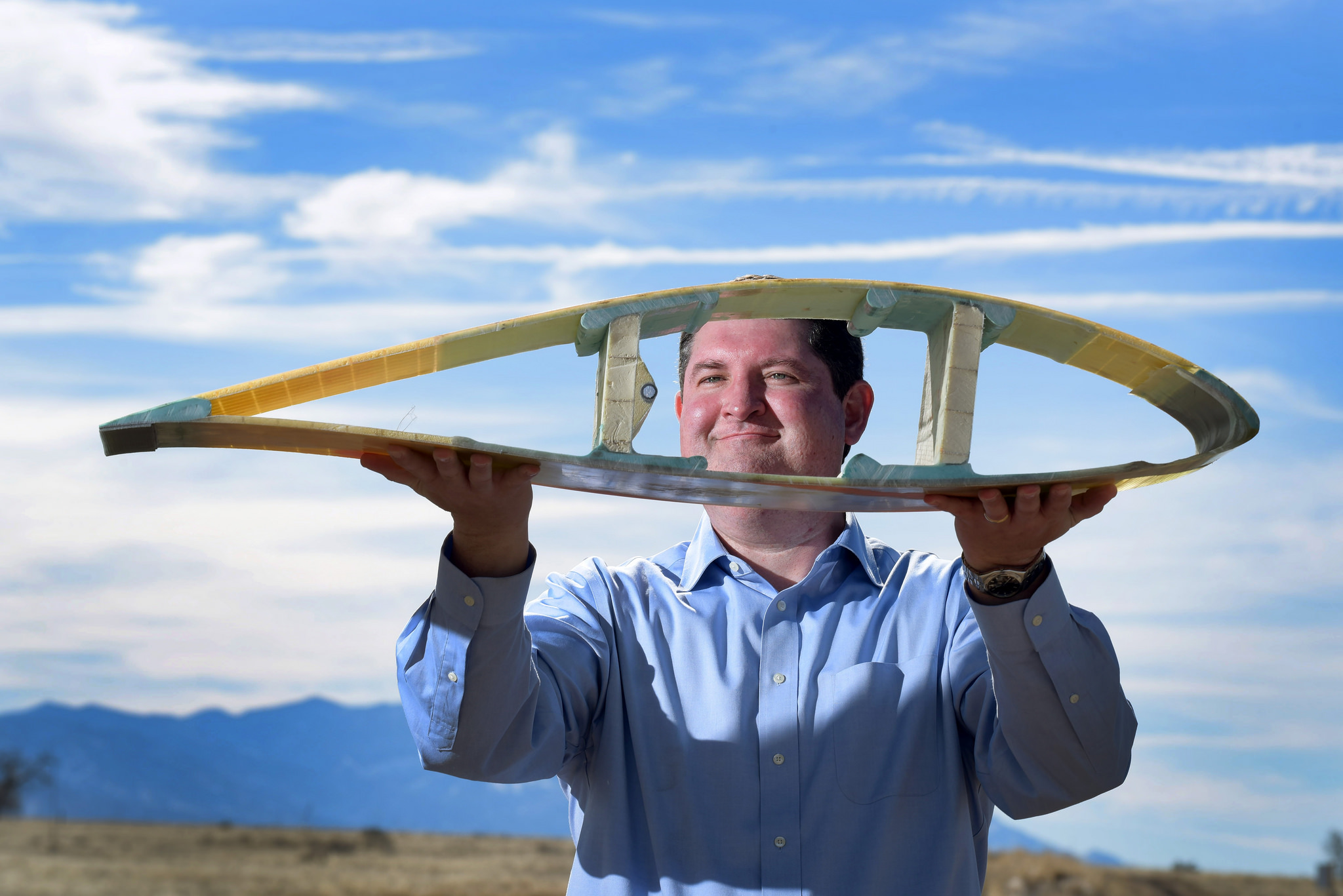 Todd Griffith, diseñador jefe del proyecto de Sandia, muestra una sección transversal de una pala a escala. FOTO: Sandia NL