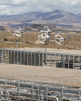 Detalle de los aerogeneradores e la cubierta