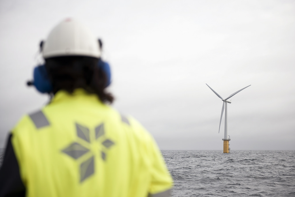 Un operario de Statoil frente a un molino eólico en su proyecto de eólica offshore. 