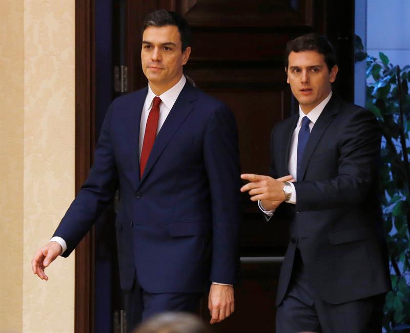 Pedro Sánchez y Albert Rivera se disponen a firmar el acuerdo. FOTO: EFE.