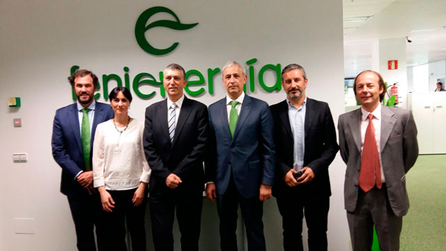 El conseller valenciano de Sostenibilidad con los representantes de Fenie.