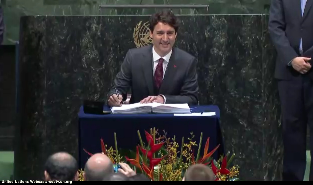 Firma y ratificación del acuerdo por parte del primer ministro de Canadá, Justin Trudeau.