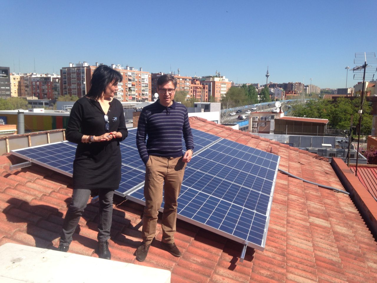 Instalación de autoconsumo en el tejado de la sede social de  SeoBirdlife en Madrid. En la foto Asunción Ruiz, directora ejecutiva de la organización, y Mario Herrero, fundador de Ecooo.