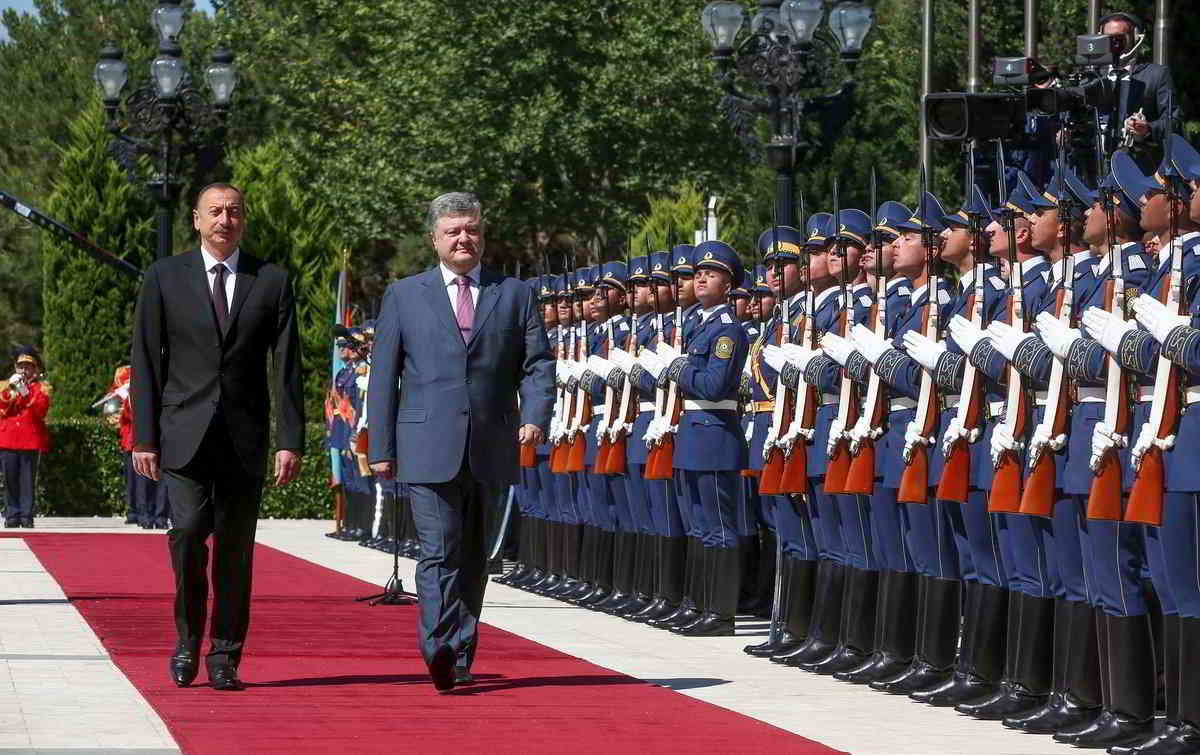 Los presidentes de Azerbaiyán, Ilham Alíev, y Ucrania, Petró Poroshenko.