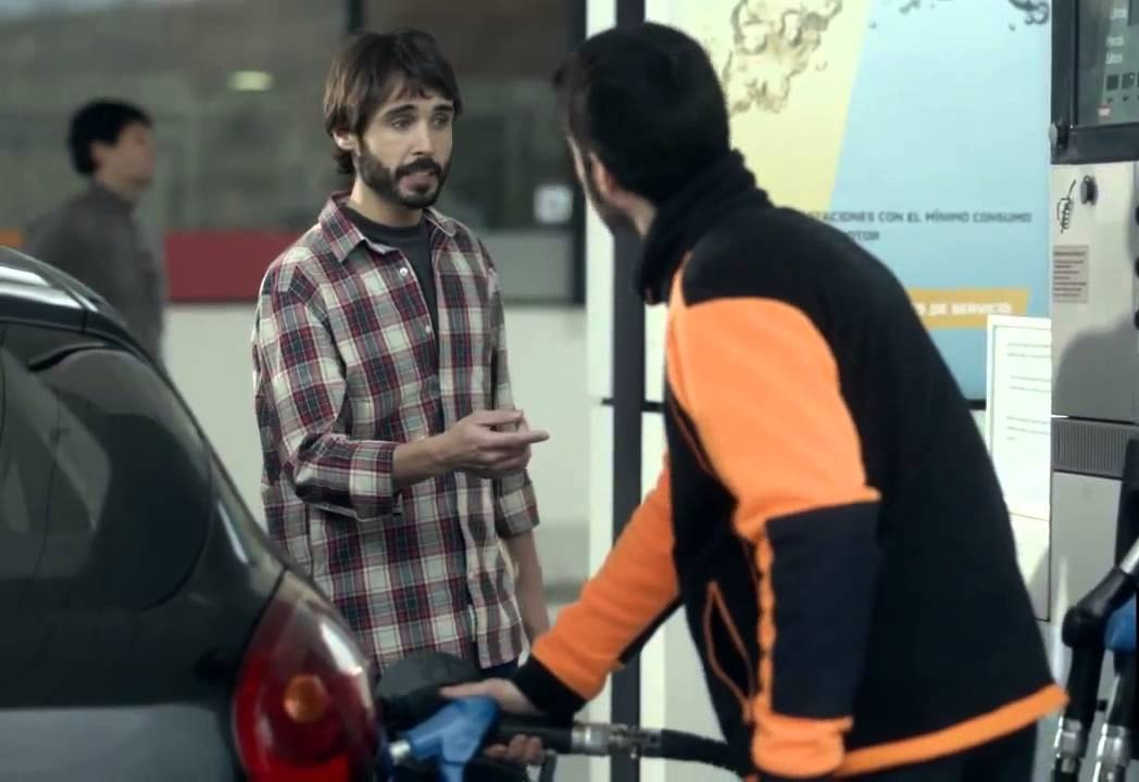 Estación de servicio atendida por personal.