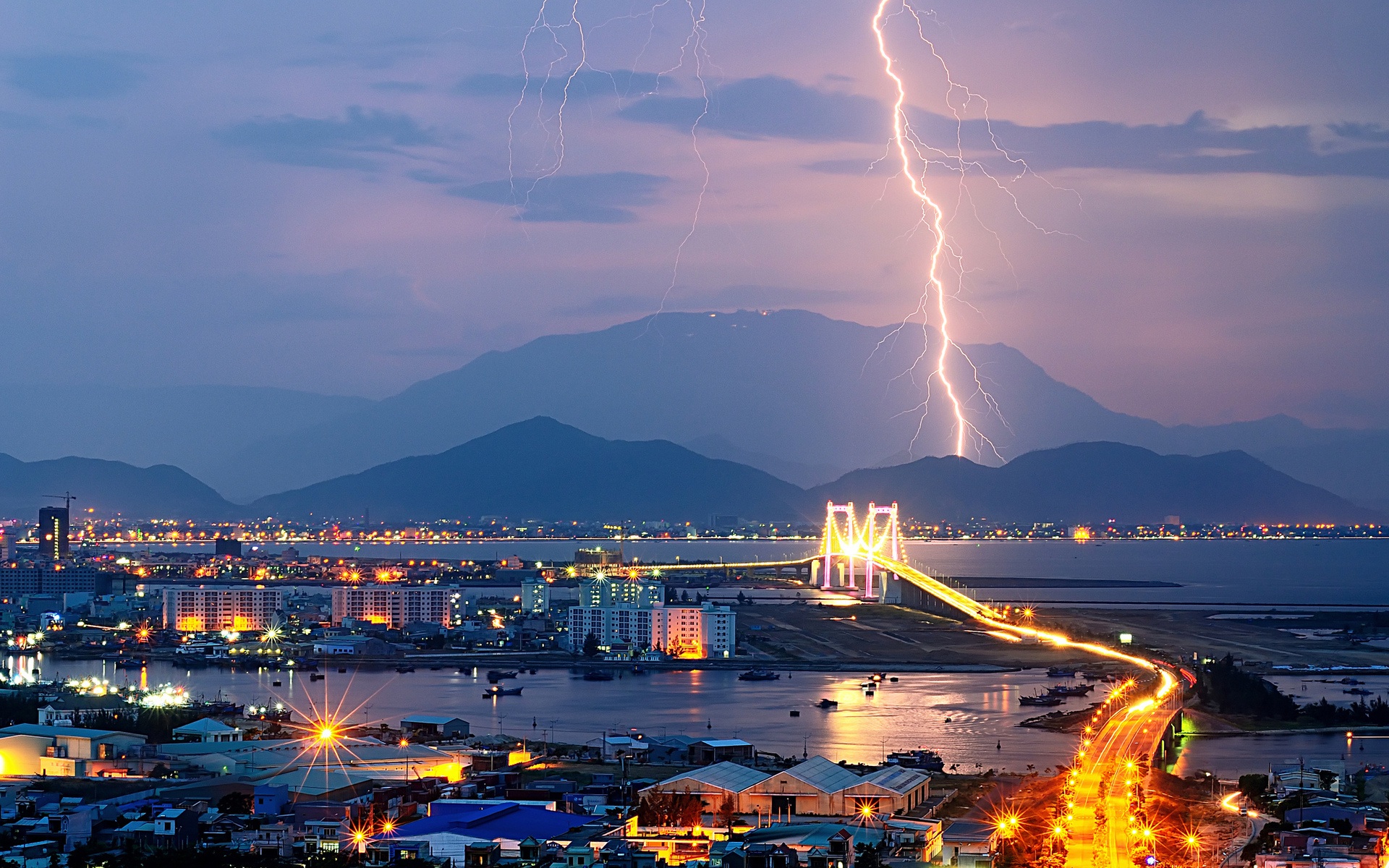 Rayos sobre una ciudad.