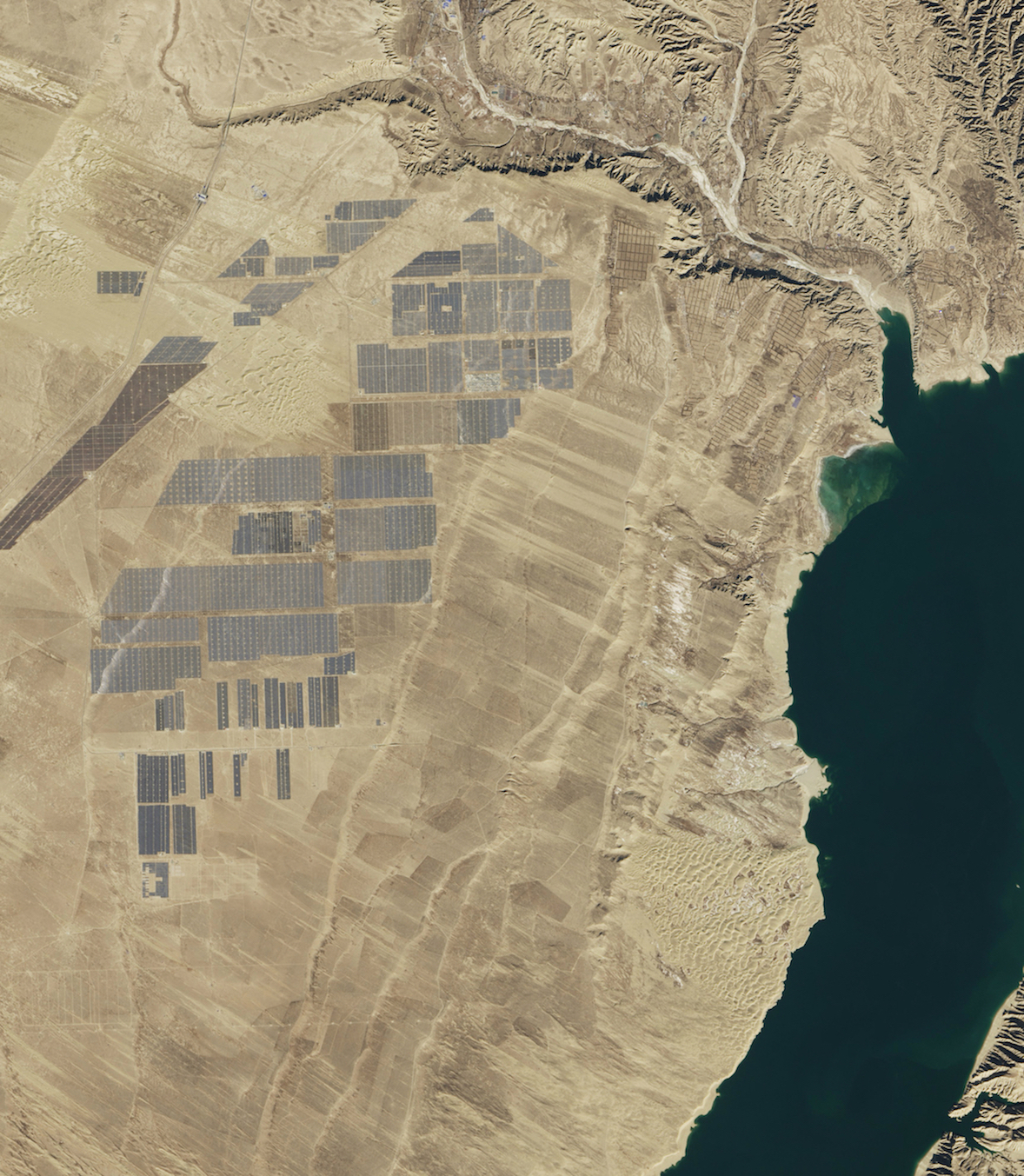 Panorámica aérea de Longyangxia Siolar Park, en Ninghai, la segunda mayor planta fotovoltaica del mundo.