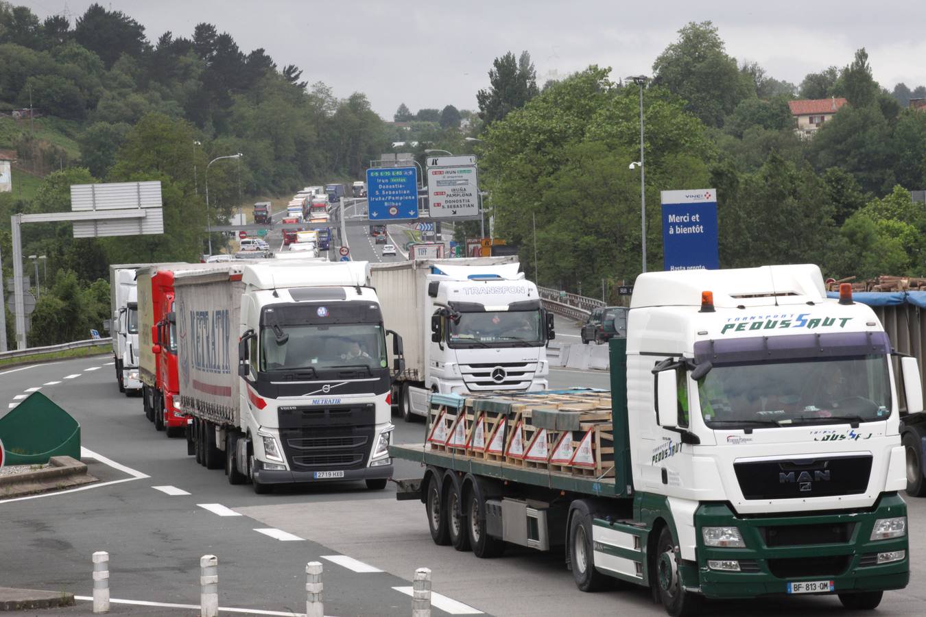 Camiones haciendo cola en la frontera con Francia por Irún.