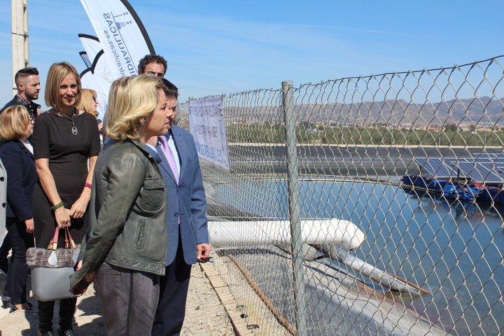 La consejera, Adela Martínez-Cachá, acompañada por alcalde de Lorca, durante el acto de inauguración de la planta fotovoltaica flotante en Lorca.