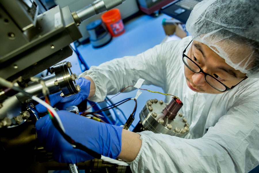 Sunyeol Jun, estudiante de doctorado de MSE, calibra el aparato de epitaxia de haz molecular en el edificio Gerstacker. Foto- Joseph Xu.