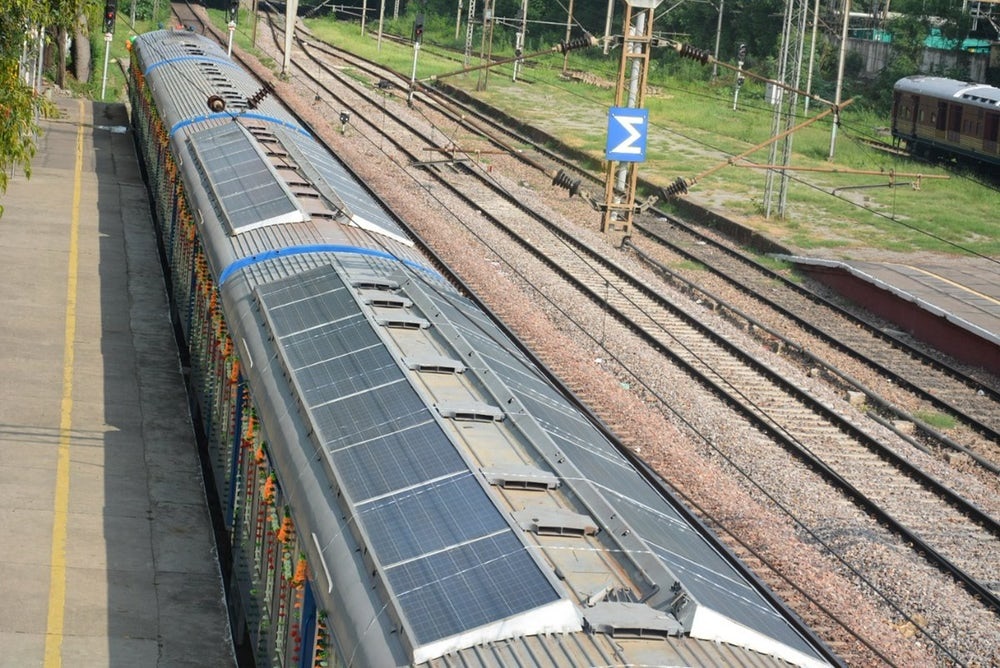 Vagón de un tren indio con paneles solares.