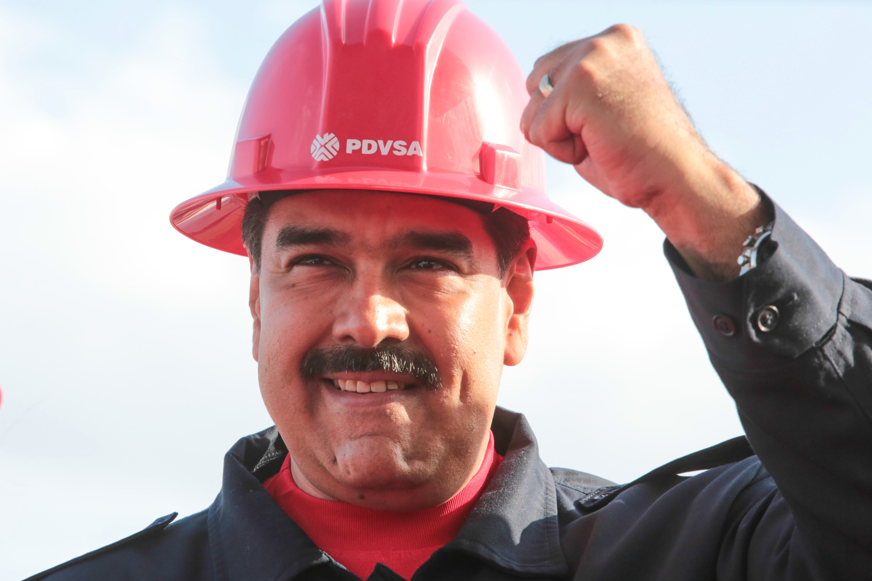 Nicolás Maduro, presidente de Venezuela, con un casco de PDVSA, la petrolera estatal.