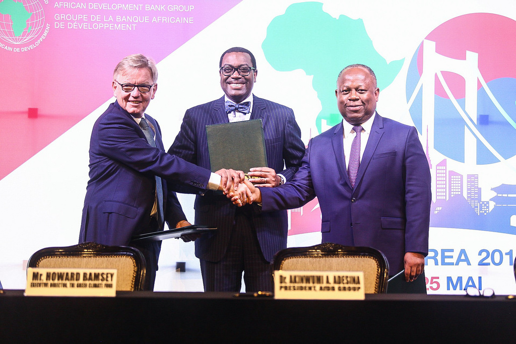 Howard Bamsey, director del GCF; Akinwumi Adesina, presidente del Banco Africano de Desarrollo, y Alain Ebobisé, CEO de Africa50.