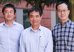 El profesor Yang Yang, en el centro, con dos miembros de su equipo. FOTO: UCLA