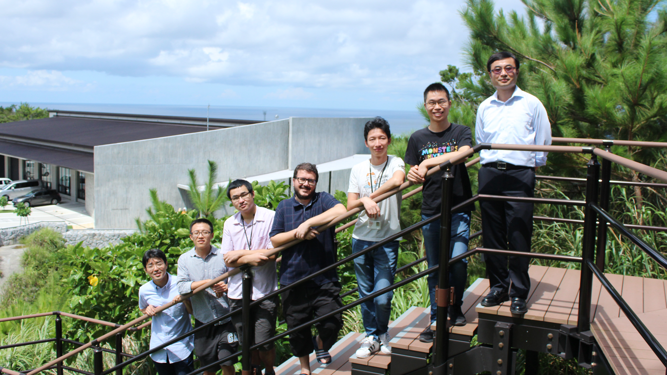 El equipo de investigación de OIST. De derecha a izquierda: Yabing Qi, Zonghao Liu, Longbin Qiu, Emilio J. Juárez-Pérez, Zhifang Wu, Yan Jiang y Luis K. Ono.