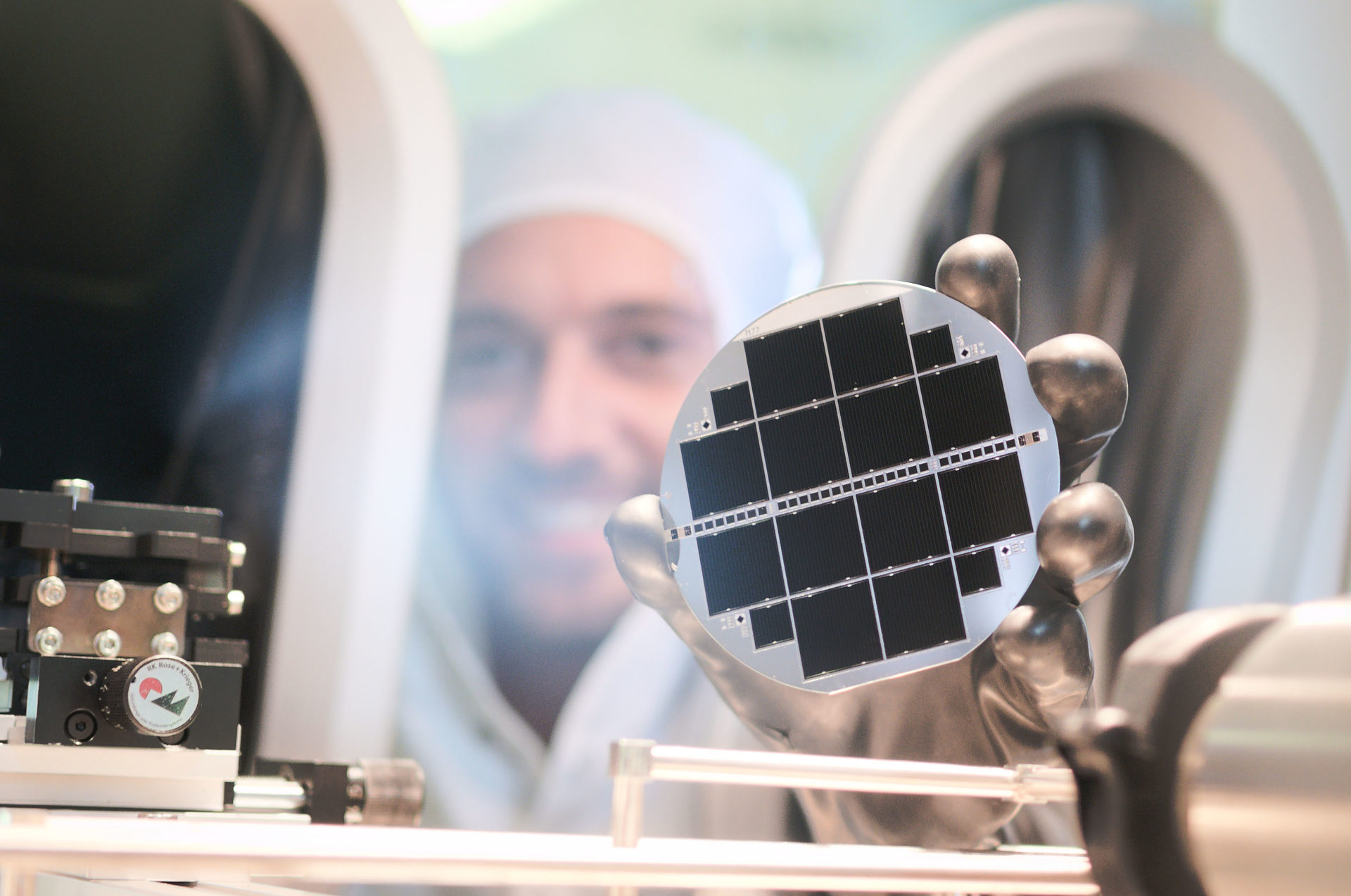 Las células solares de triple unión hechas de semiconductores III-V y silicio tienen el potencial de elevar la energía fotovoltaica a un nuevo nivel de eficiencia.