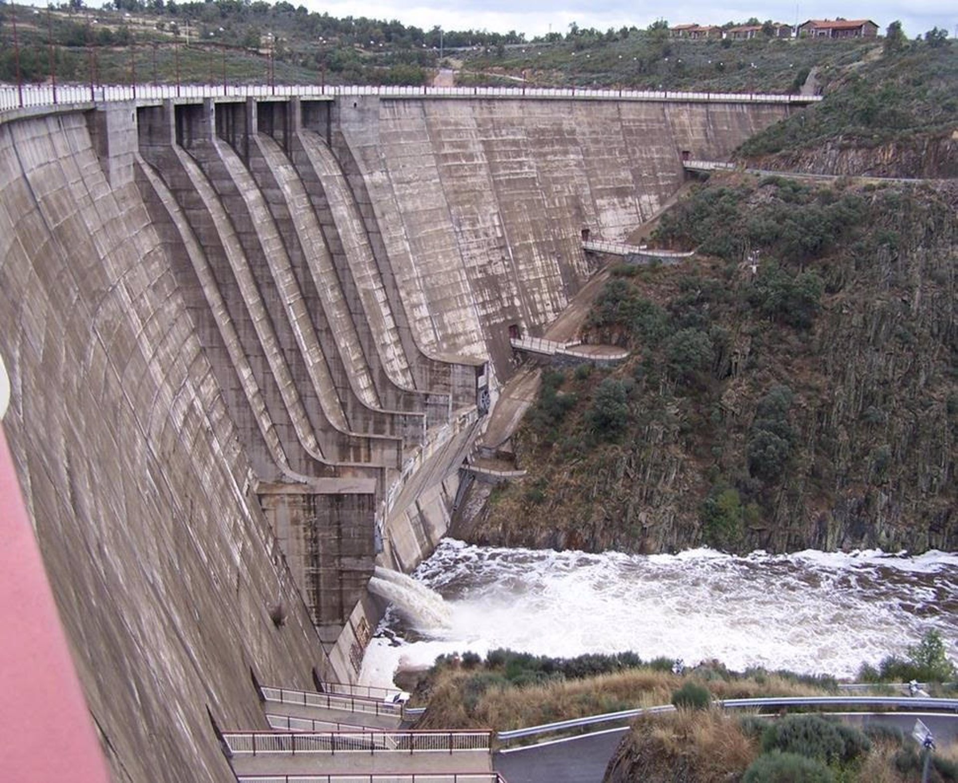 El Ministerio para la Transición Ecológica y el Reto Demográfico ha activado la construcción de una central hidroeléctrica en la presa de Irueña (Salamanca), que explotarán la Confederación Hidrográfica del Duero (CHD) y el Instituto para la Diversificación y el Ahorro de la Energía (IDAE). FOTO: Miteco.