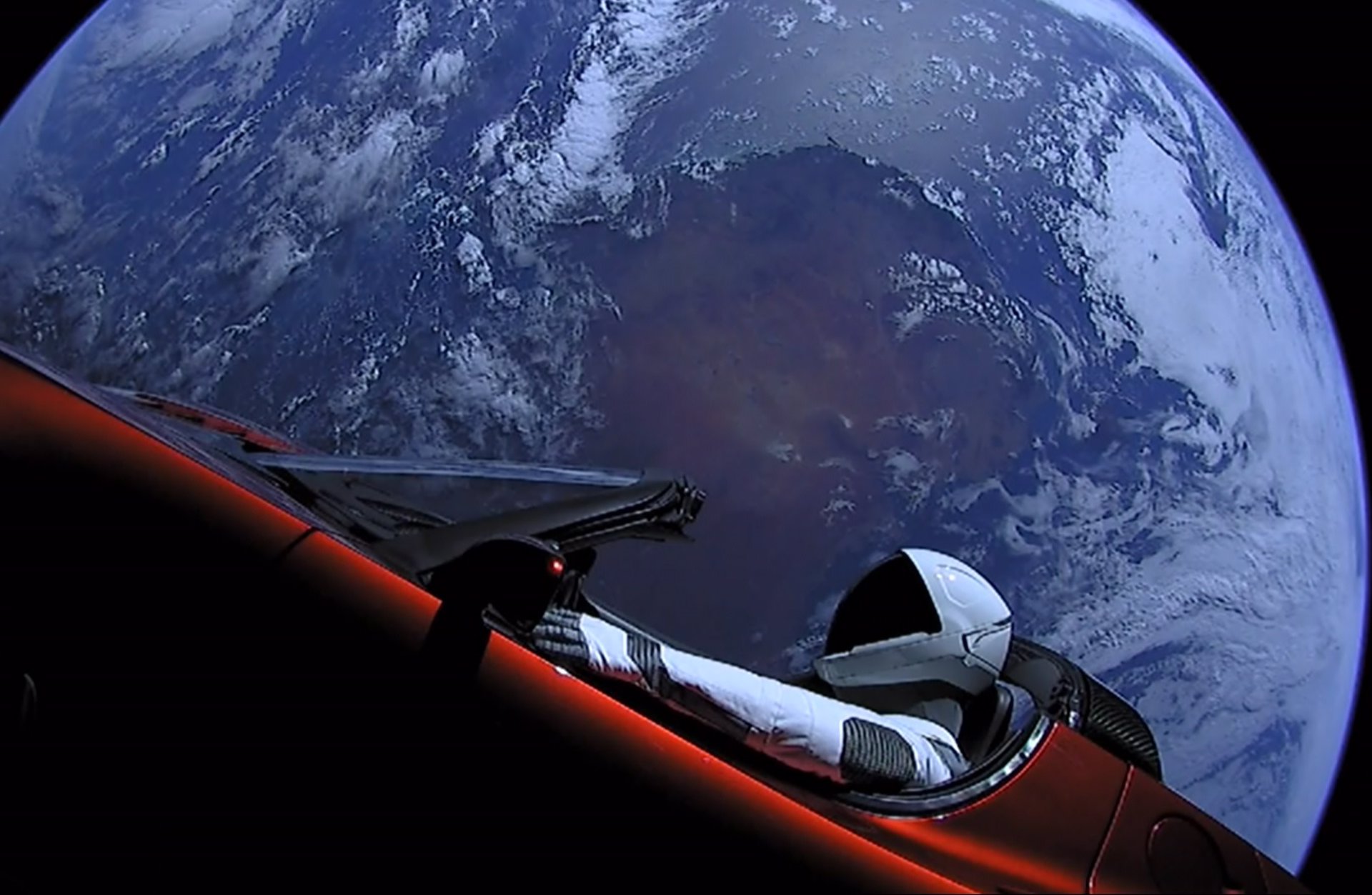 09/10/2020 Imagen del vehículo en el espacio..

El coche eléctrico Roadster de Tesla y su conductor maniquí Starman, lanzados en 2018 en la misión inaugural del cohete Falcon Heavy de Space X, han hecho su primera aproximación cercana a Marte.

POLITICA ECONOMIA
SPACEX