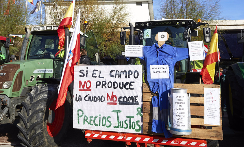 12-12-2021 Un tractor sostiene un palé con una pancarta en la que se lee