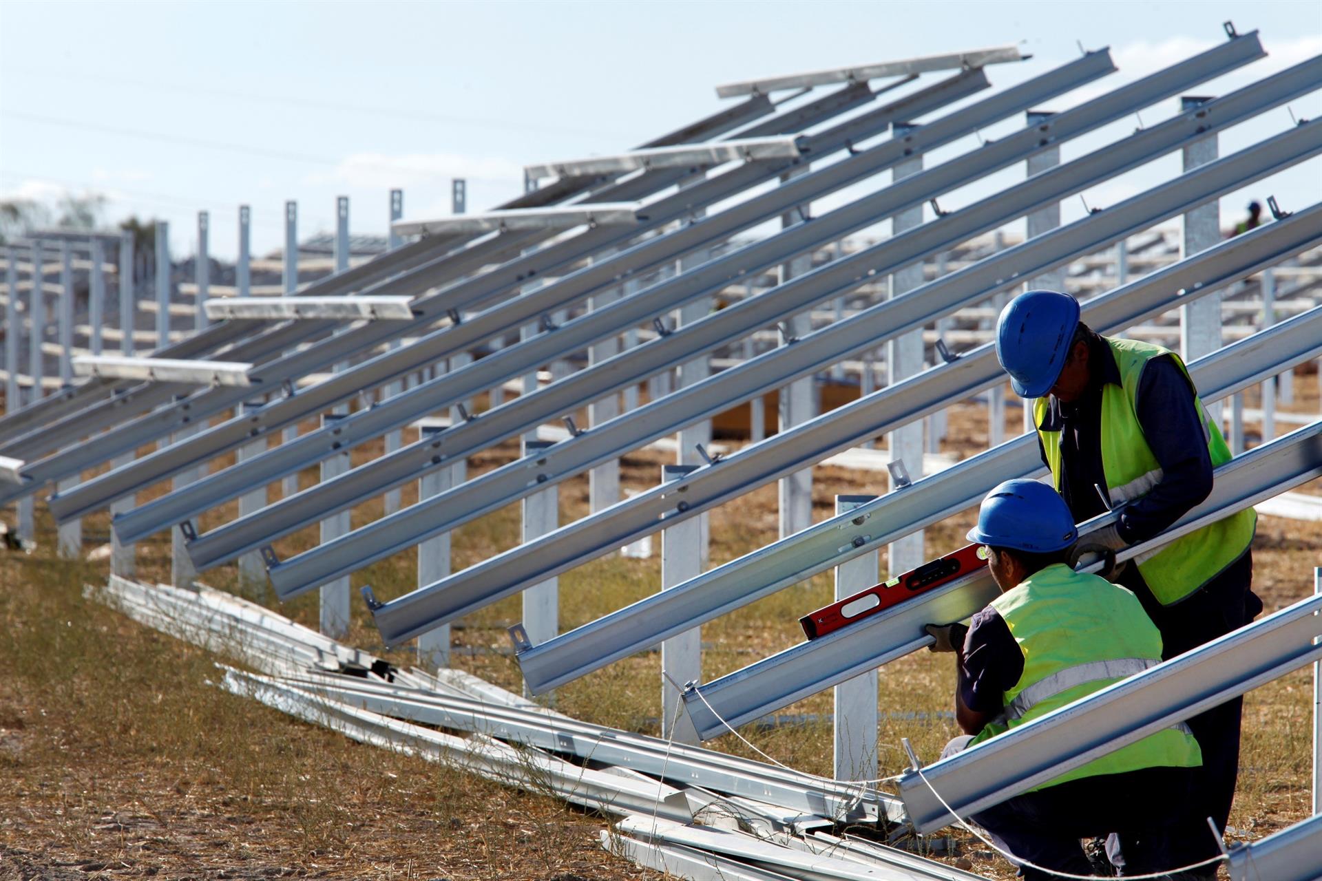 Instalación de un parque fotovoltaico. FOTO: Iberdrola.