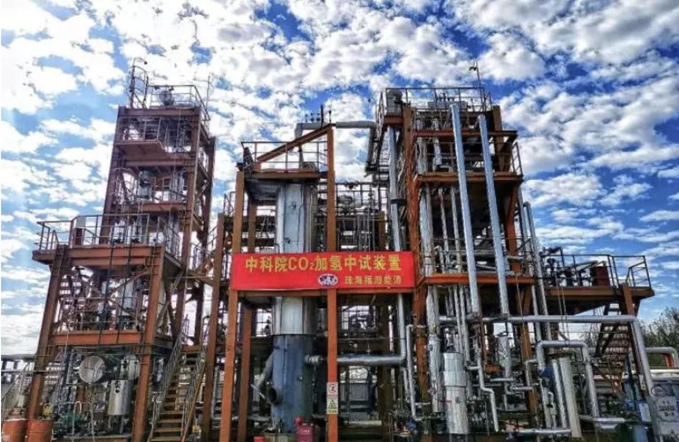 Esta es la planta de hidrogenación con la que consigue China crear gasolina a partir del CO2. FOTO: DICP.