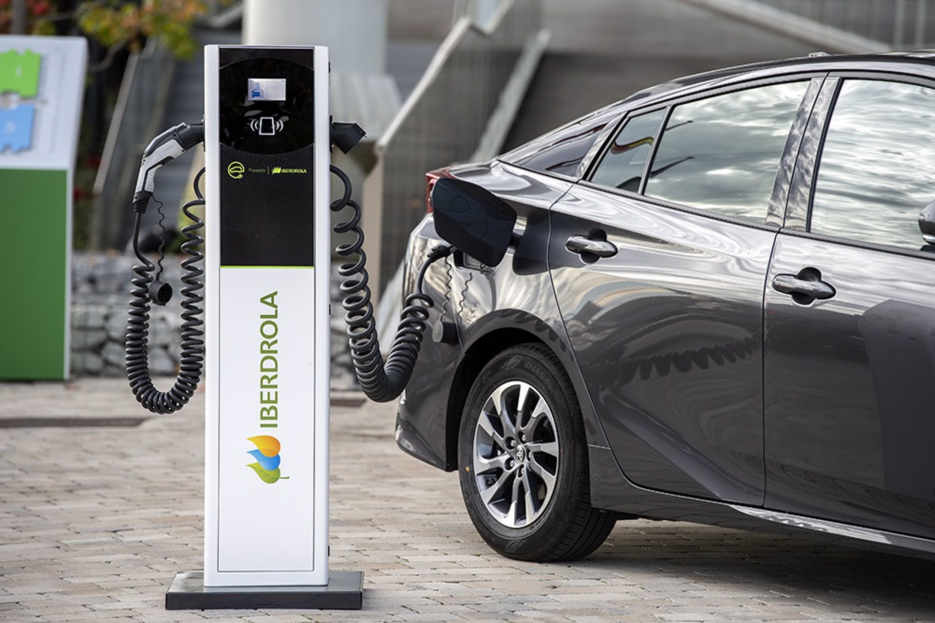 Punto de recarga de vehículos eléctricos de Iberdrola. FOTO: MARIO GOMEZ