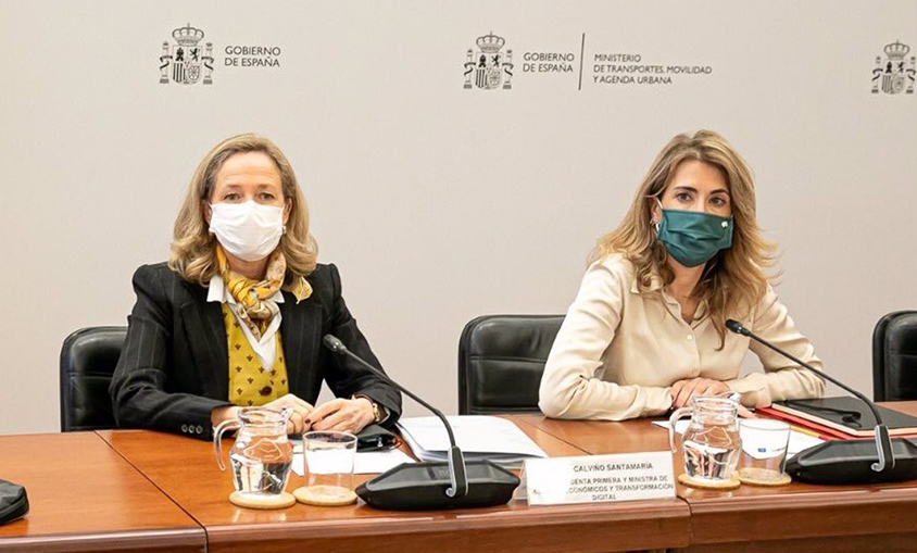 La vicepresidenta primera del Gobierno y ministra de Asuntos Ecónomicos, Nadia Calviño, y las ministras de Transportes y de Hacienda, Raquel Sánchez y María Jesús Montero, en una reunión con el Comité Nacional de Transporte por Carretera (CNTC). FOTO: Mitma