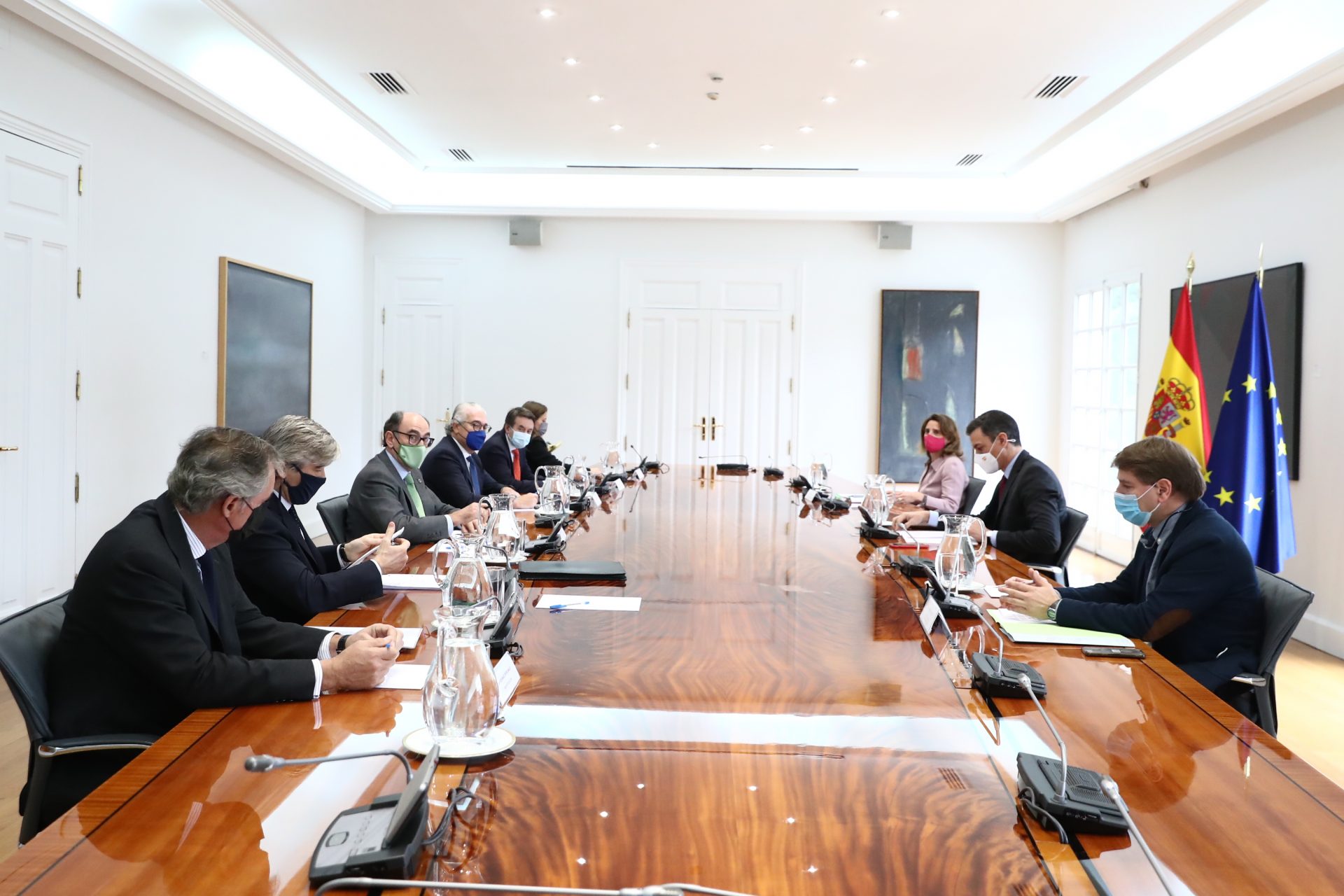 Pedro Sánchez y Teresa Ribera se han reunido en Moncloa con los altos directivos del sector energético. FOTO: Moncloa.