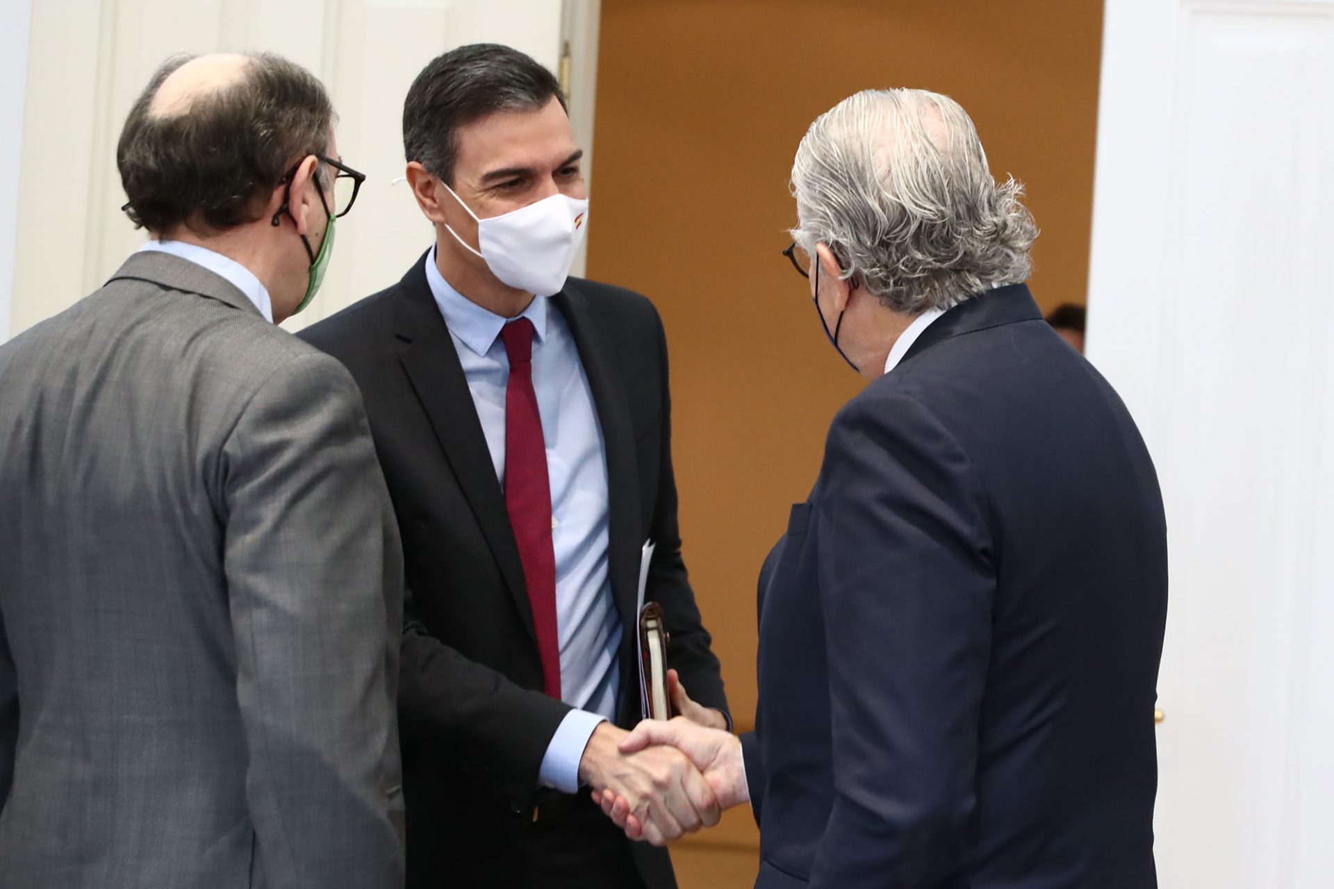 El presidente del Gobierno, Pedro Sánchez, recibe en La Moncloa a los primeros ejecutivos de las grandes compañías eléctricas. FOTO: 