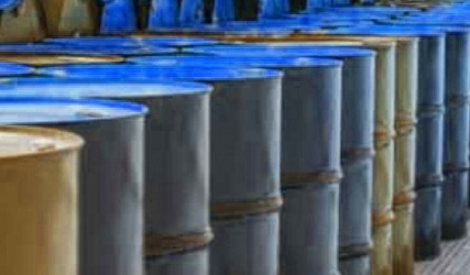 Barriles de petróleo almacenados en Kazajistán.