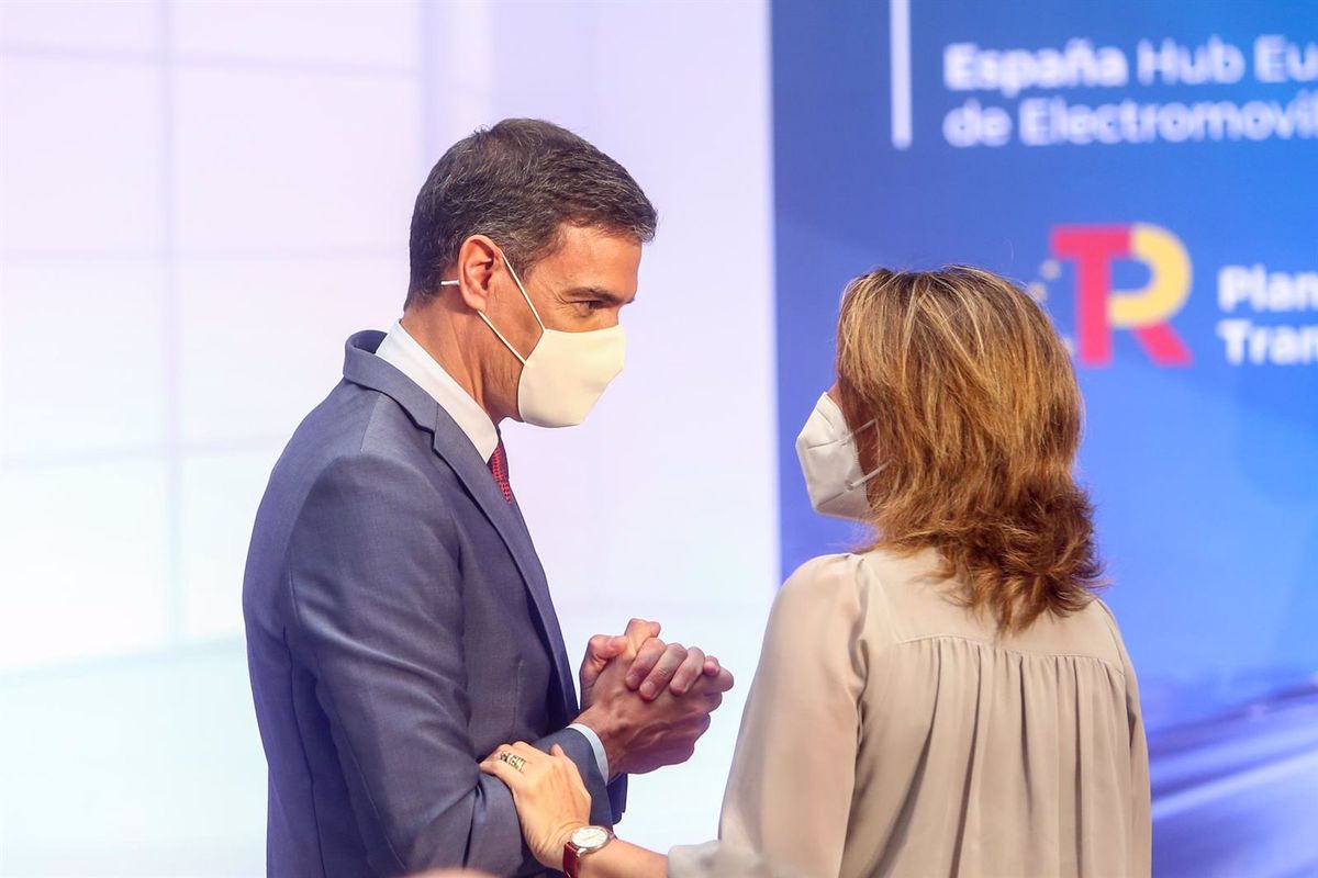 El presidente del Gobierno, Pedro Sánchez, confía plenamente en su vicepresidenta Teresa Ribera. FOTO: EP.