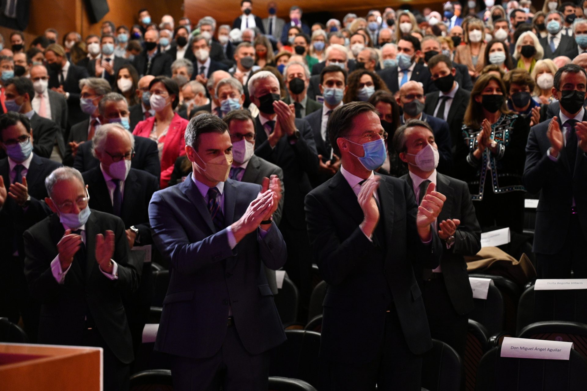 El presidente del Gobierno, Pedro Sánchez, y el primer ministro de los Países Bajos, Mark Rutte, aplauden durante un momento de la XVI Lección Conmemorativa Carlos de Amberes. FOTO: El presidente del Gobierno, Pedro Sánchez, y el primer ministro de los Países Bajos, Mark Rutte, aplauden durante un momento de la XVI Lección Conmemorativa Carlos de Amberes. FOTO: Pool Moncloa/Borja Puig de la Bellacasa