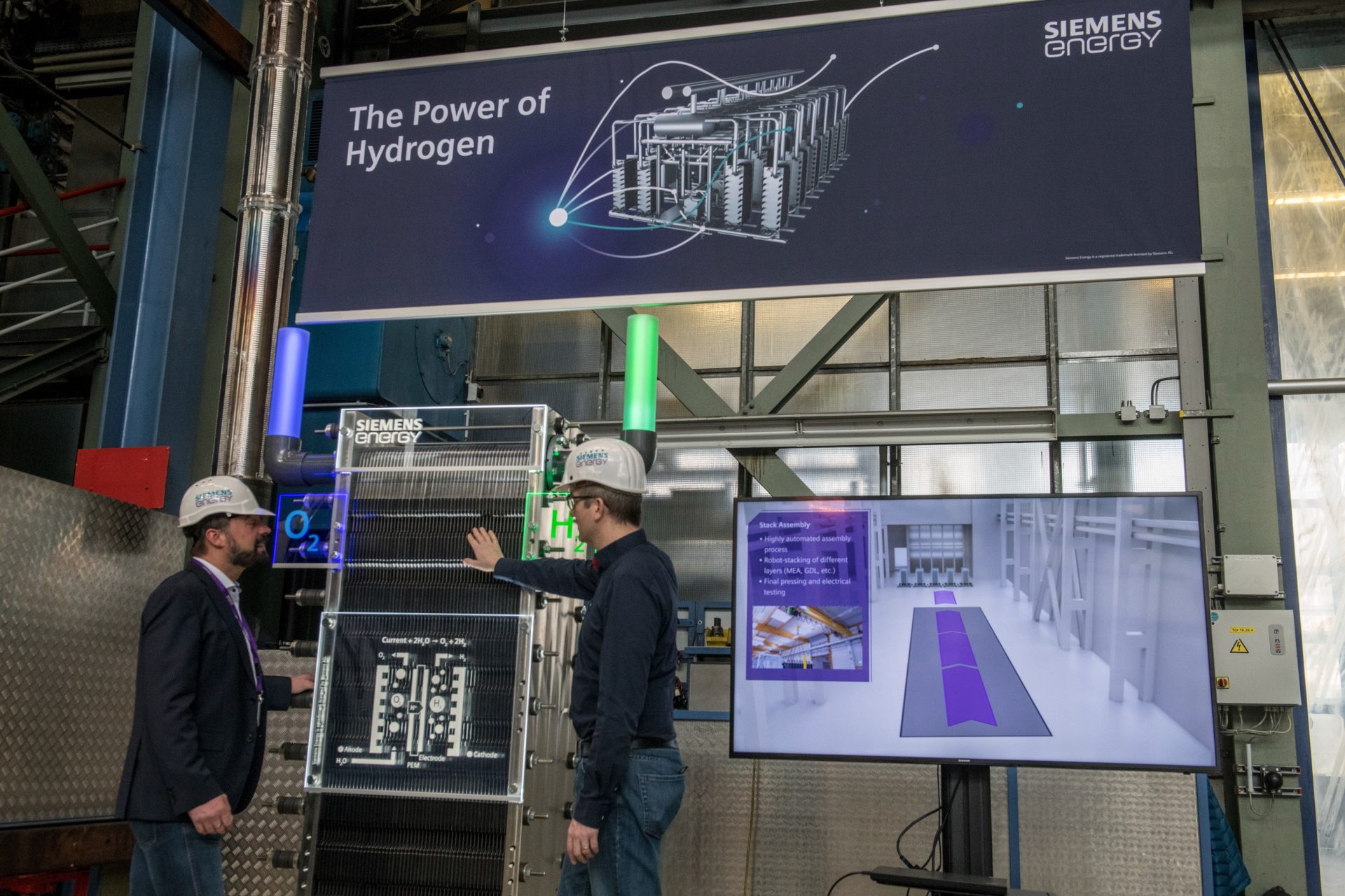 Thomas Bagus (izquierda) dirigirá la producción industrial de electrolizadores en Siemens Energy en Berlín. Foto: Siemens Energy