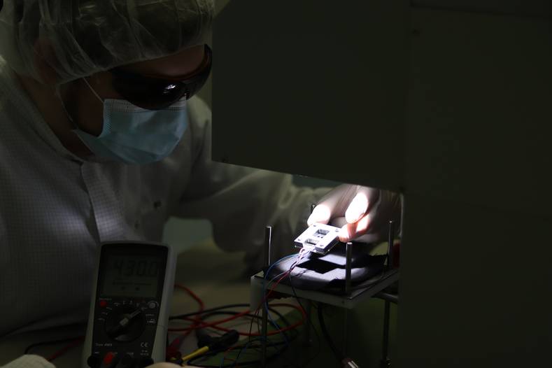 Medición de una celda solar en tándem bajo un simulador de sol. Foto: Cedric Kreusel.