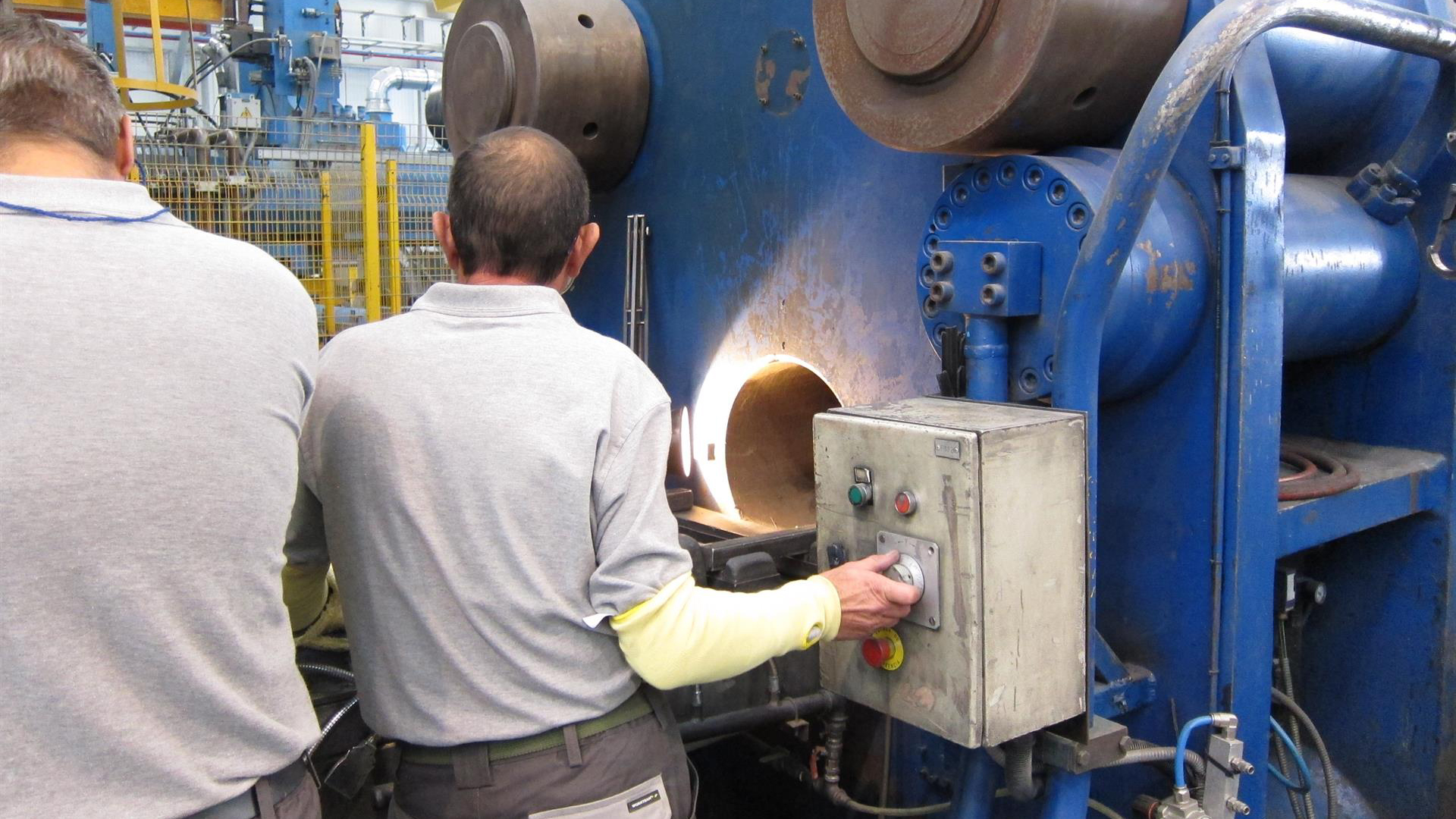 Dos operarios trabajando en una fábrica, pese al alza de los precios industriales. FOTO: Europa Press