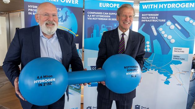 El comisario europeo Frans Timmermans y Allard Castelein, director general de la Autoridad Portuaria de Róterdam.