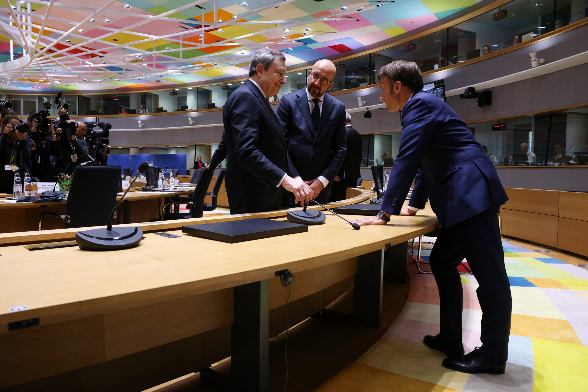 Macron, Michel y Draghi, en la reunión del Consejo Europeo del 30 de mayo en Bruselas. FOTO: CE.