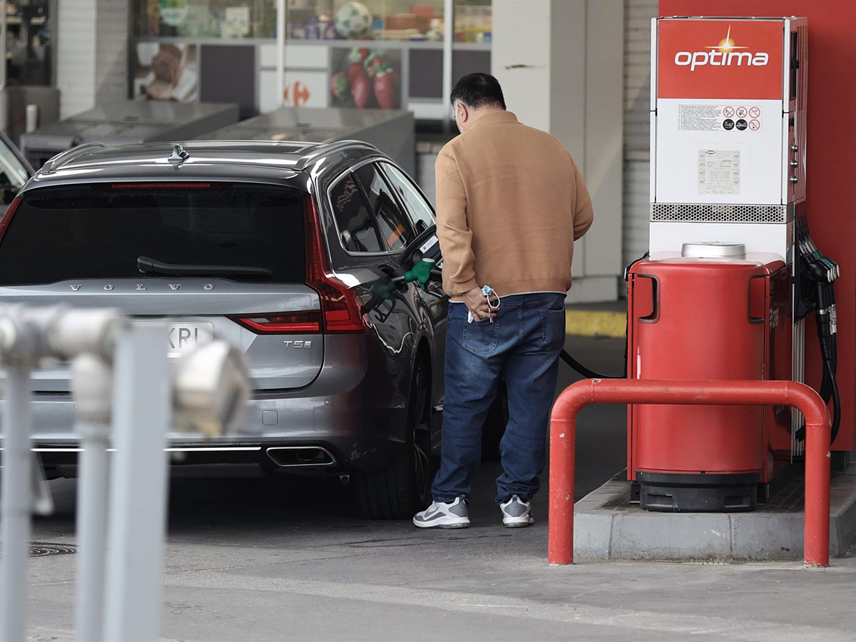 Una persona reposta combustible, en un coche, en una gasolinera de CEPSA, a 9 de marzo de 2022, en Madrid (España). FOTO: Eduardo Parra - Europa Press - Archivo