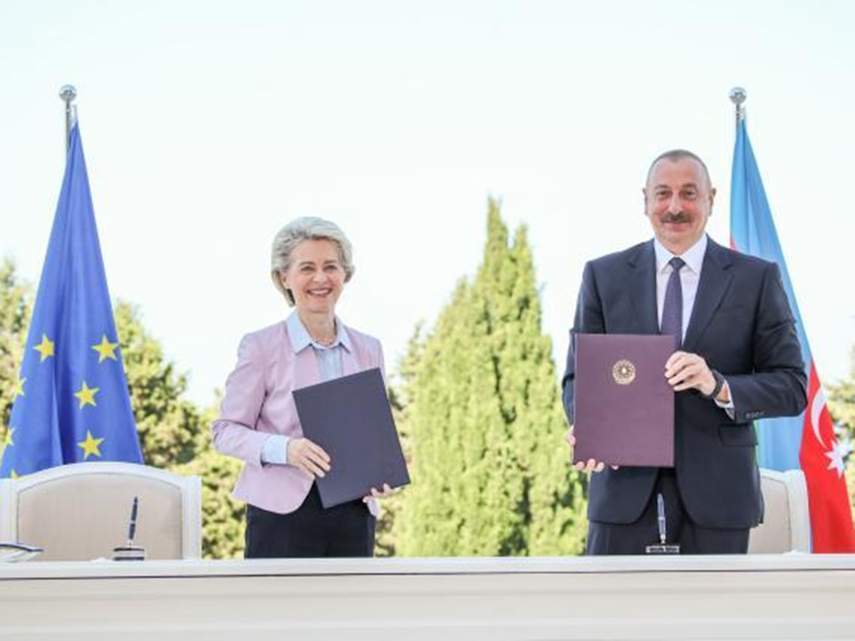 La presidenta de la Comisión Europea (CE), Ursula von der Leyen, y el presidente de Azerbaiyán, Ilham Alíev. FOTO: CE