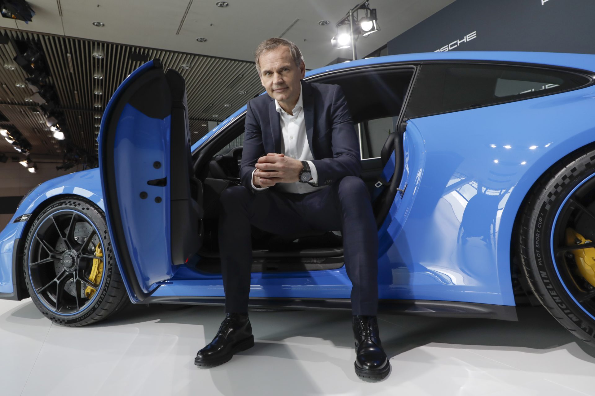Oliver Blume, sentado en un Porsche. FOTO: Porsche.