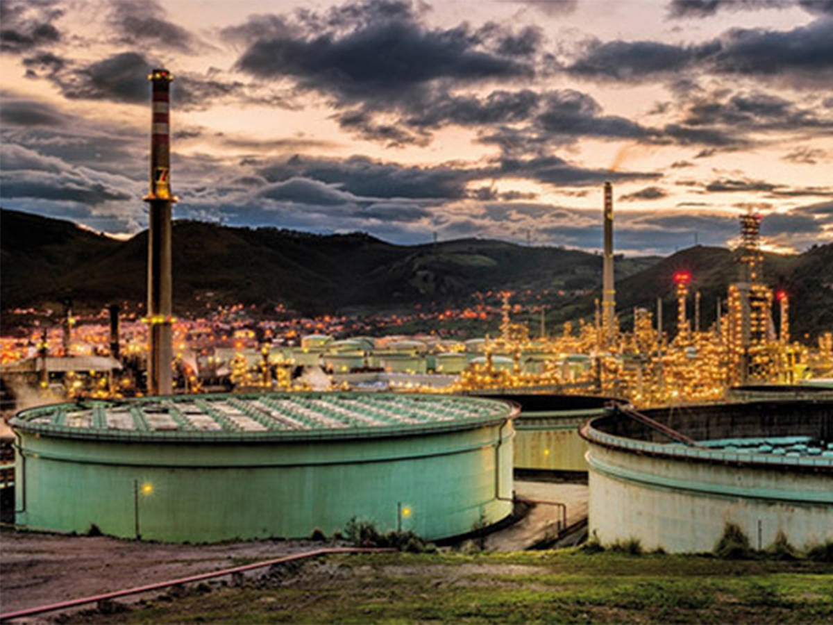 Vista general de las instalaciones de la refinerÌa de Petronor. FOTO: AOP