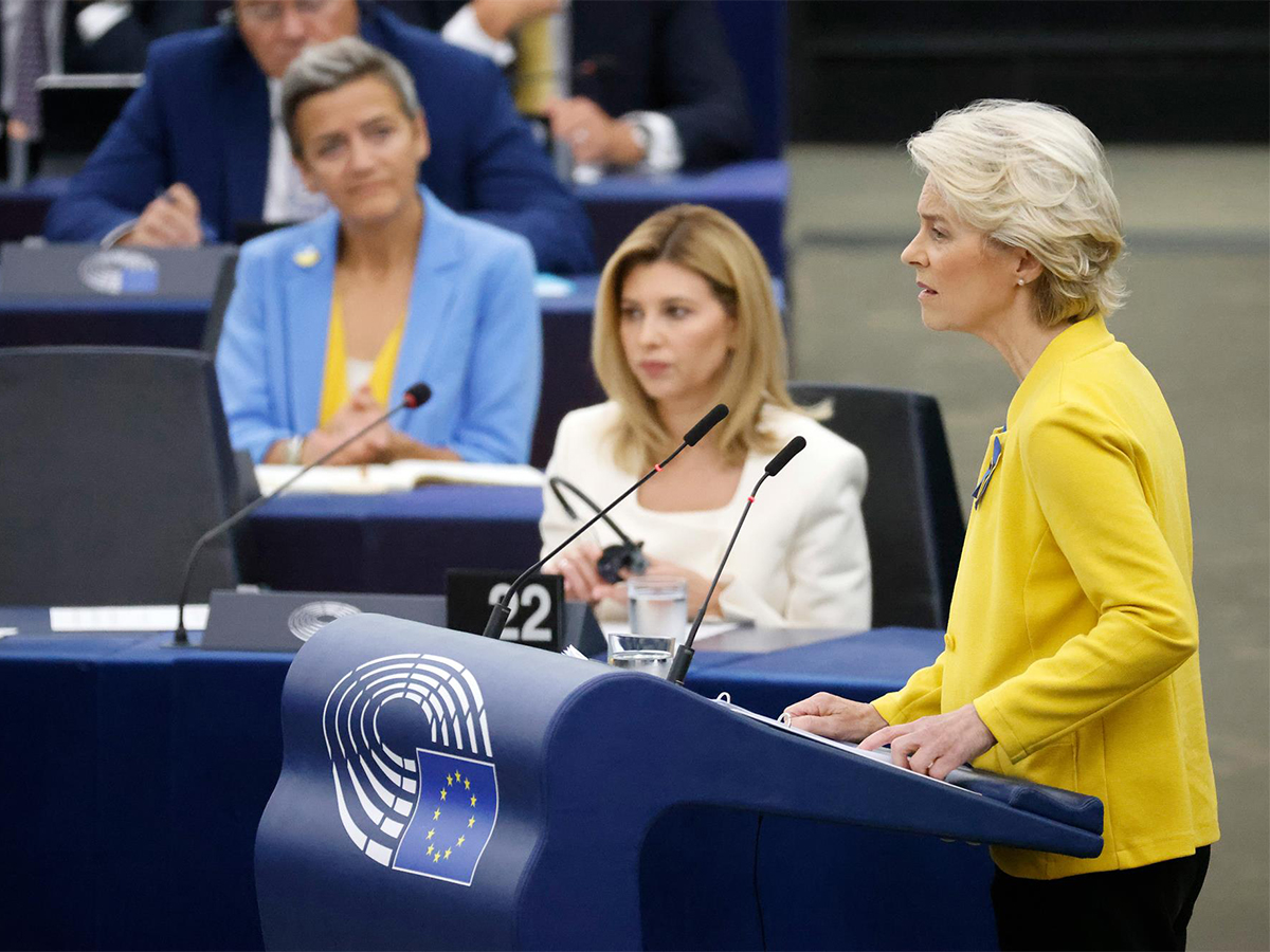  Ursula von der Leyen (R), Presidenta de la Comisión Europea, pronuncia un discurso sobre el Estado de la Unión al comienzo de la sesión plenaria del Parlamento Europeo. FOTO: Philipp von Ditfurth/dpa