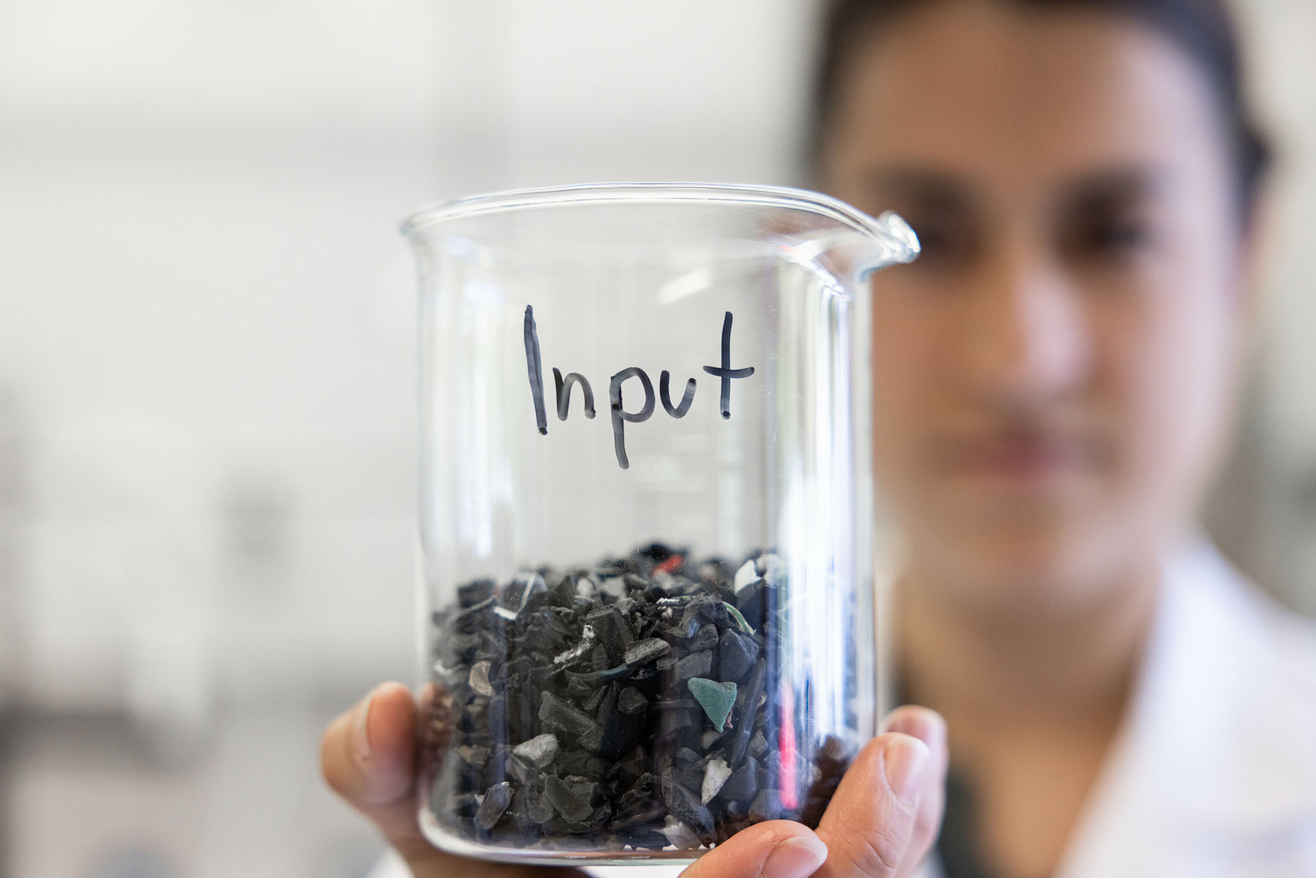 Pilot project with the Fraunhofer IVV: Input – In physical recycling, individual types of plastic are extracted using special solvents. The original material here in the picture consists of heavy shredder fractions.