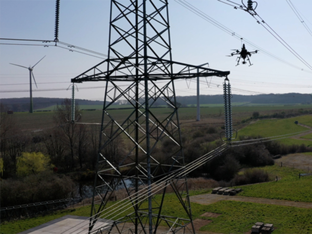El mantenimiento de la red eléctrica de National Grid apoyada por drones. FOTO: National Grid