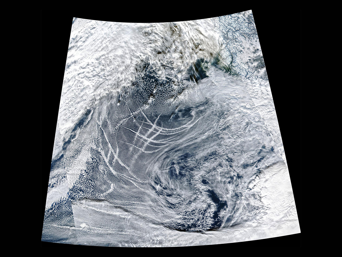 Estelas dejadas por la emisión de barcos vistas desde el espacio. FOTO: NASA